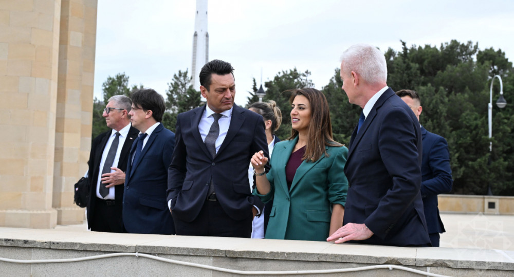 Polşalı parlamentarilər Ulu Öndərin məzarını və Şəhidlər xiyabanını ziyarət ediblər<font color=red> - FOTOLAR</font>