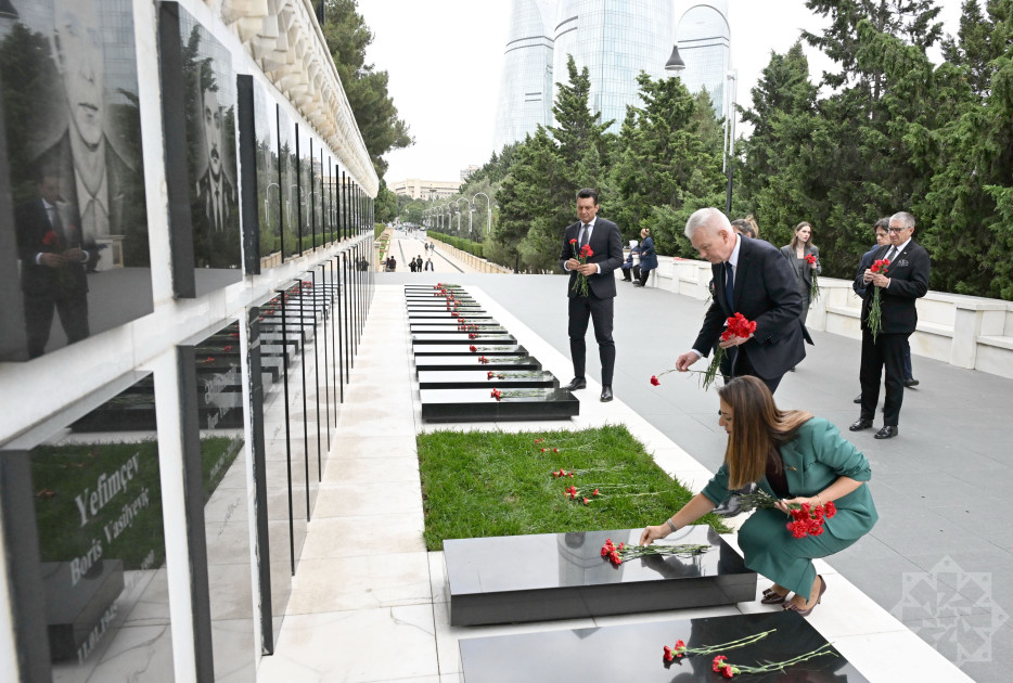 Polşalı parlamentarilər Ulu Öndərin məzarını və Şəhidlər xiyabanını ziyarət ediblər<font color=red> - FOTOLAR</font>