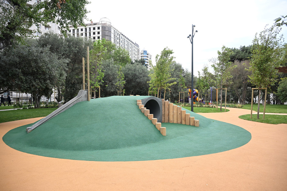 Prezident İlham Əliyev və birinci xanım Mehriban Əliyeva Bakının Nərimanov rayonunda salınan yeni parkın açılışında iştirak ediblər<font color=red> - FOTOLAR</font>