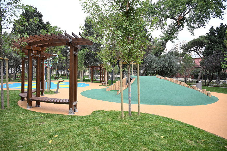 Prezident İlham Əliyev və birinci xanım Mehriban Əliyeva Bakının Nərimanov rayonunda salınan yeni parkın açılışında iştirak ediblər<font color=red> - FOTOLAR</font>