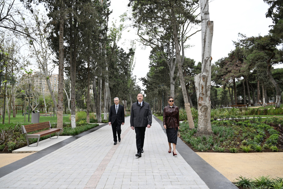 Prezident İlham Əliyev və birinci xanım Mehriban Əliyeva Bakının Nərimanov rayonunda salınan yeni parkın açılışında iştirak ediblər<font color=red> - FOTOLAR</font>