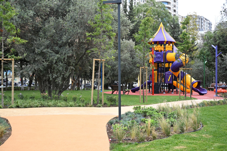 Prezident İlham Əliyev və birinci xanım Mehriban Əliyeva Bakının Nərimanov rayonunda salınan yeni parkın açılışında iştirak ediblər<font color=red> - FOTOLAR</font>