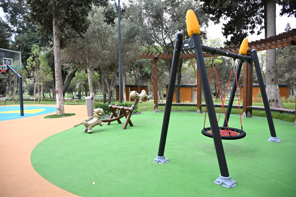 Prezident İlham Əliyev və birinci xanım Mehriban Əliyeva Bakının Nərimanov rayonunda salınan yeni parkın açılışında iştirak ediblər<font color=red> - FOTOLAR</font>