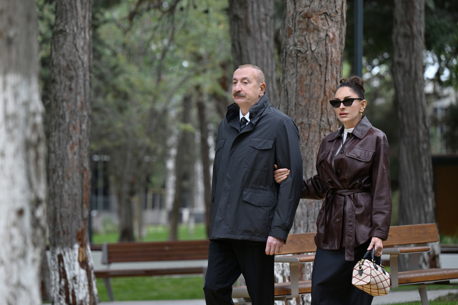 Prezident İlham Əliyev və birinci xanım Mehriban Əliyeva Bakının Nərimanov rayonunda salınan yeni parkın açılışında iştirak ediblər<font color=red> - FOTOLAR</font>