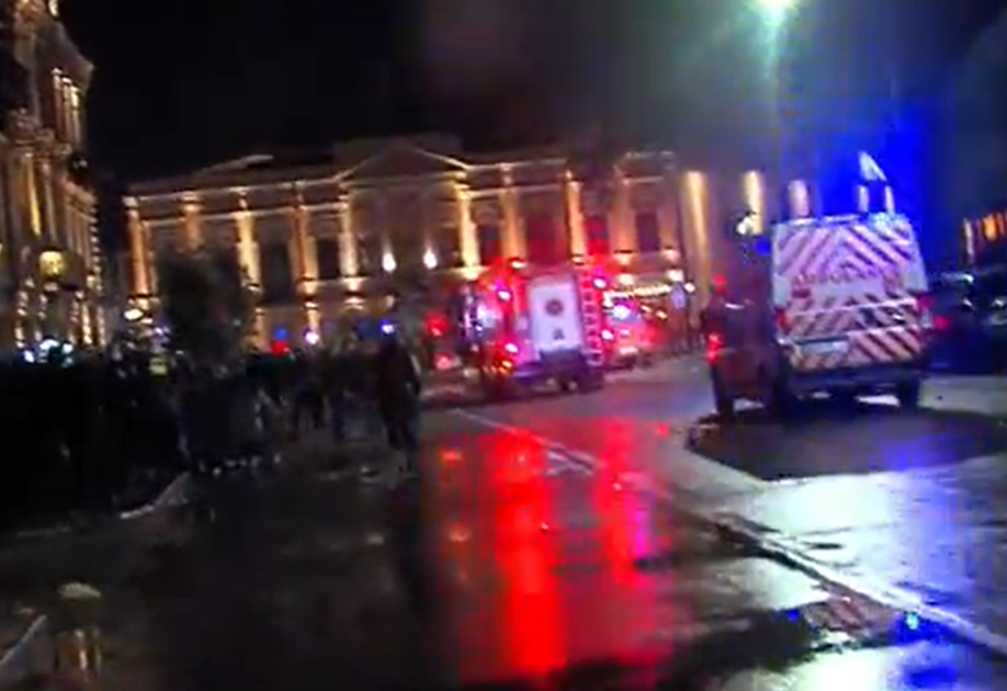 Tbilisidə etirazçılar Prezident sarayının ərazisində daxil olublar<font color=red> - FOTOLAR</font>