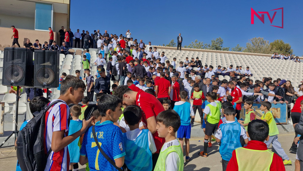 "Araz-Naxçıvan" Peşəkar Futbol Klubunun (PFK) heyəti Naxçıvan şəhər stadionunda azarkeşlərlə görüşür<font color='red'> - YENİLƏNƏCƏK</font><font color=red> - FOTOLAR</font>