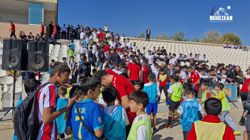 "Araz-Naxçıvan" Peşəkar Futbol Klubunun (PFK) heyəti Naxçıvan şəhər stadionunda azarkeşlərlə görüşür<font color='red'> - YENİLƏNƏCƏK</font><font color=red> - FOTOLAR</font>