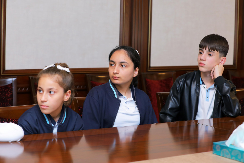 Səlahiyyətli nümayəndə şəhid övladları ilə görüşüb<font color=red> - FOTOLAR</font>