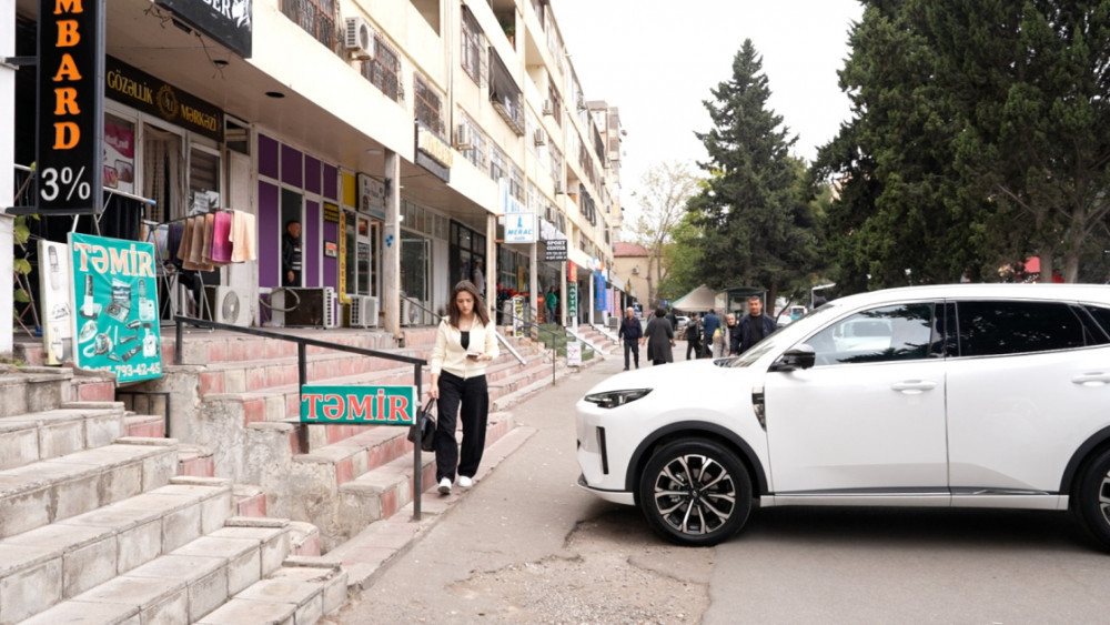 Polis piyadaların hərəkətinə mane olan sürücülərə müraciət edib<font color=red> - FOTOLAR</font>