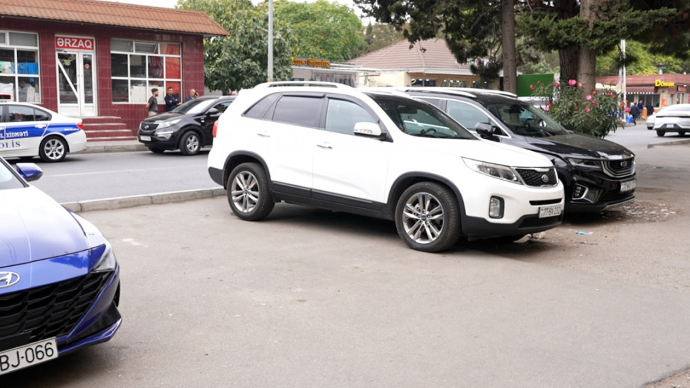 Polis piyadaların hərəkətinə mane olan sürücülərə müraciət edib<font color=red> - FOTOLAR</font>