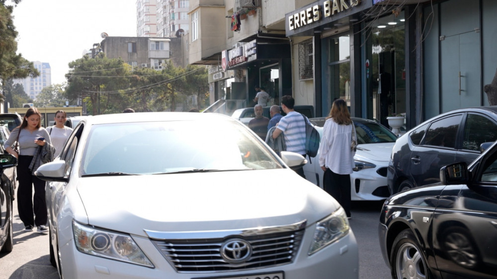 Polis piyadaların hərəkətinə mane olan sürücülərə müraciət edib<font color=red> - FOTOLAR</font>