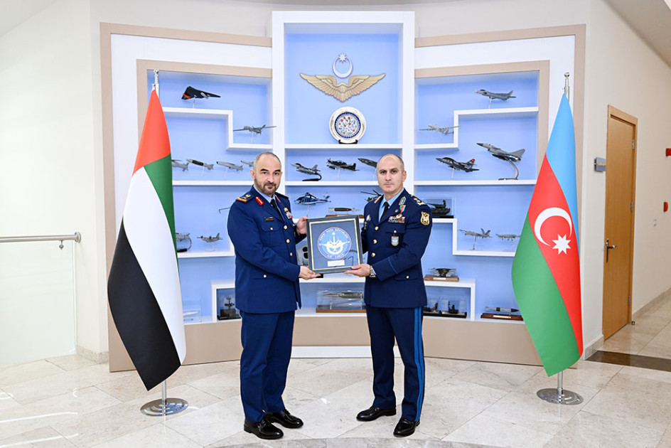 Azərbaycanın və Birləşmiş Ərəb Əmirliklərinin Hərbi Hava Qüvvələri ilə bağlı həyata keçirilən tədbirlər müzakirə edilib<font color=red> - FOTOLAR</font>