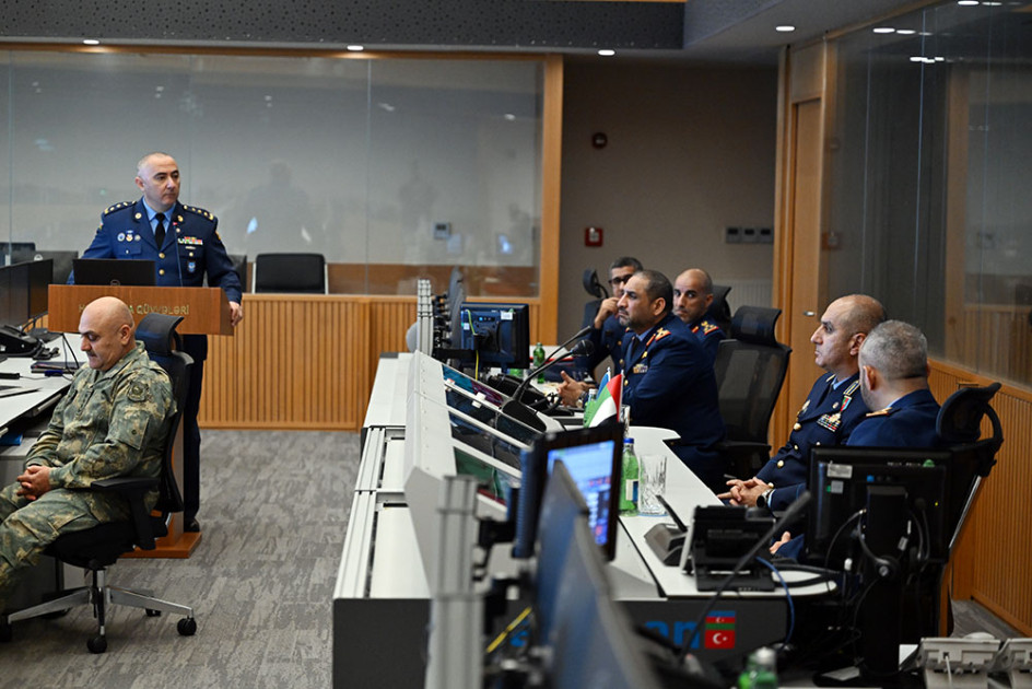 Azərbaycanın və Birləşmiş Ərəb Əmirliklərinin Hərbi Hava Qüvvələri ilə bağlı həyata keçirilən tədbirlər müzakirə edilib<font color=red> - FOTOLAR</font>
