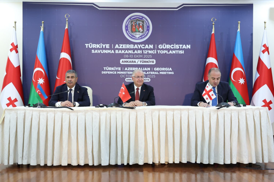 Ankarada Türkiyə, Azərbaycan və Gürcüstan müdafiə nazirlərinin üçtərəfli görüşü keçirilib<font color=red> - FOTOLAR</font>