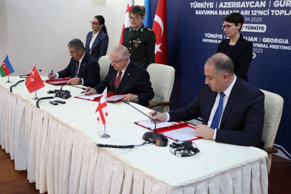 Ankarada Türkiyə, Azərbaycan və Gürcüstan müdafiə nazirlərinin üçtərəfli görüşü keçirilib<font color=red> - FOTOLAR</font>