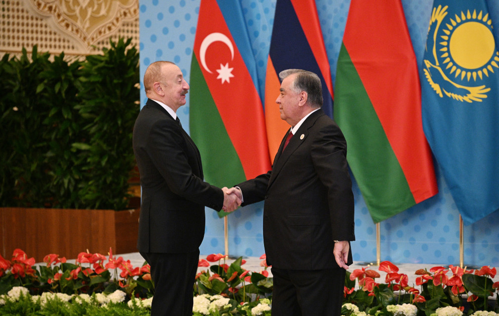 Prezident İlham Əliyev MDB Dövlət Başçıları Şurasının iclasında iştirak etmək üçün Düşənbədəki "Millət" sarayına gəlib<font color=red> - FOTOLAR</font>