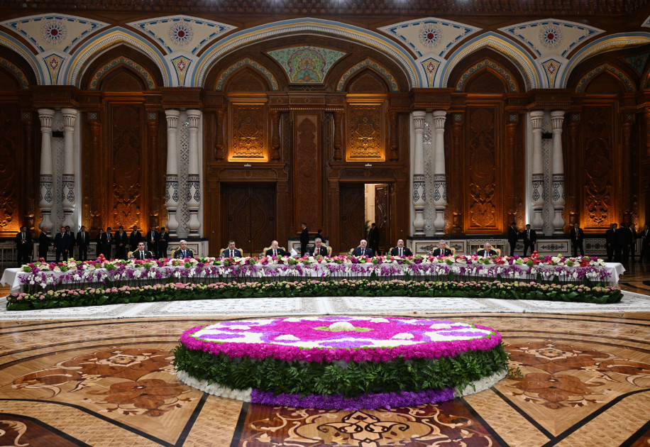 Prezident İlham Əliyev Düşənbədə MDB dövlət başçılarının şərəfinə təşkil olunan rəsmi qəbulda iştirak edib<font color=red> - FOTOLAR</font>