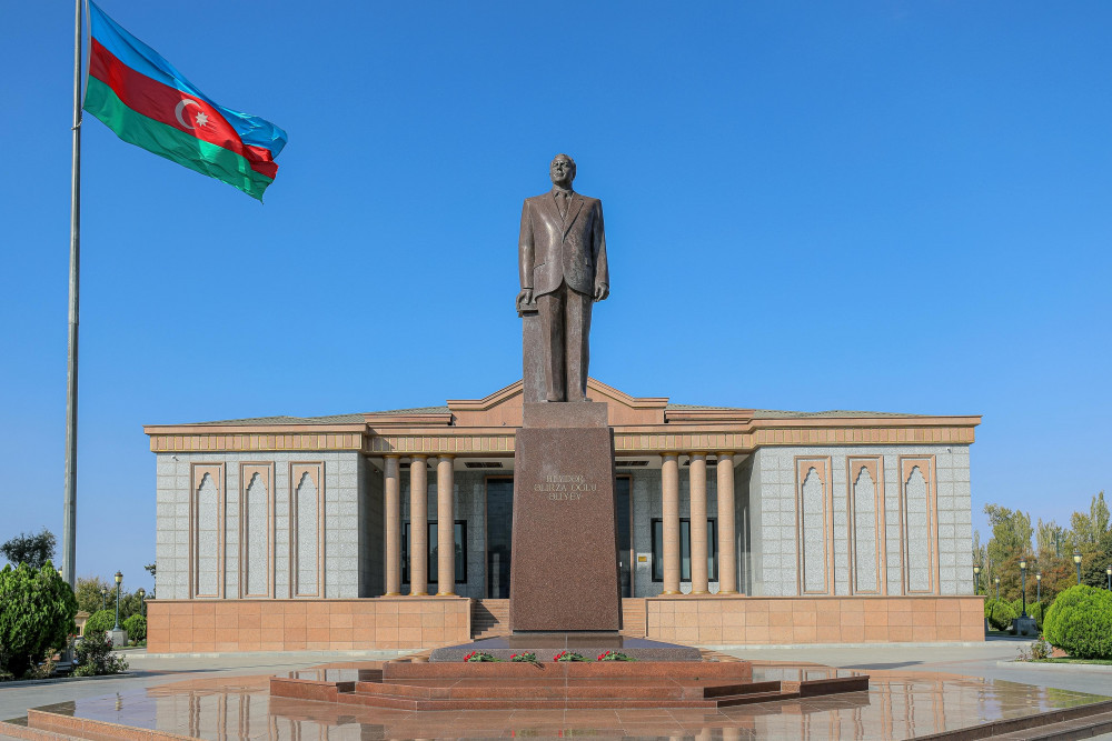 Naxçıvanda Ümummilli Lider Heydər Əliyevin abidəsi ziyarət edilib<font color=red> - FOTOLAR</font>