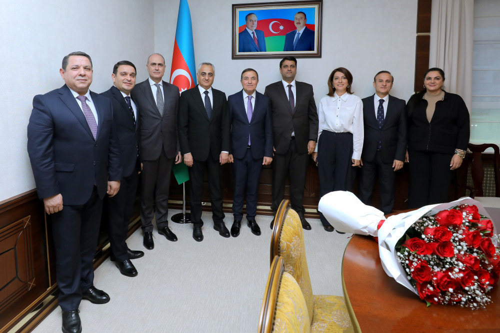 Səlahiyyətli nümayəndə xalq artisti Mənsum İbrahimovu yubileyi münasibətilə qəbul edib<font color=red> - FOTOLAR</font>