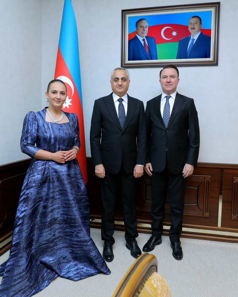 Səlahiyyətli nümayəndə xalq artisti Mənsum İbrahimovu yubileyi münasibətilə qəbul edib<font color=red> - FOTOLAR</font>