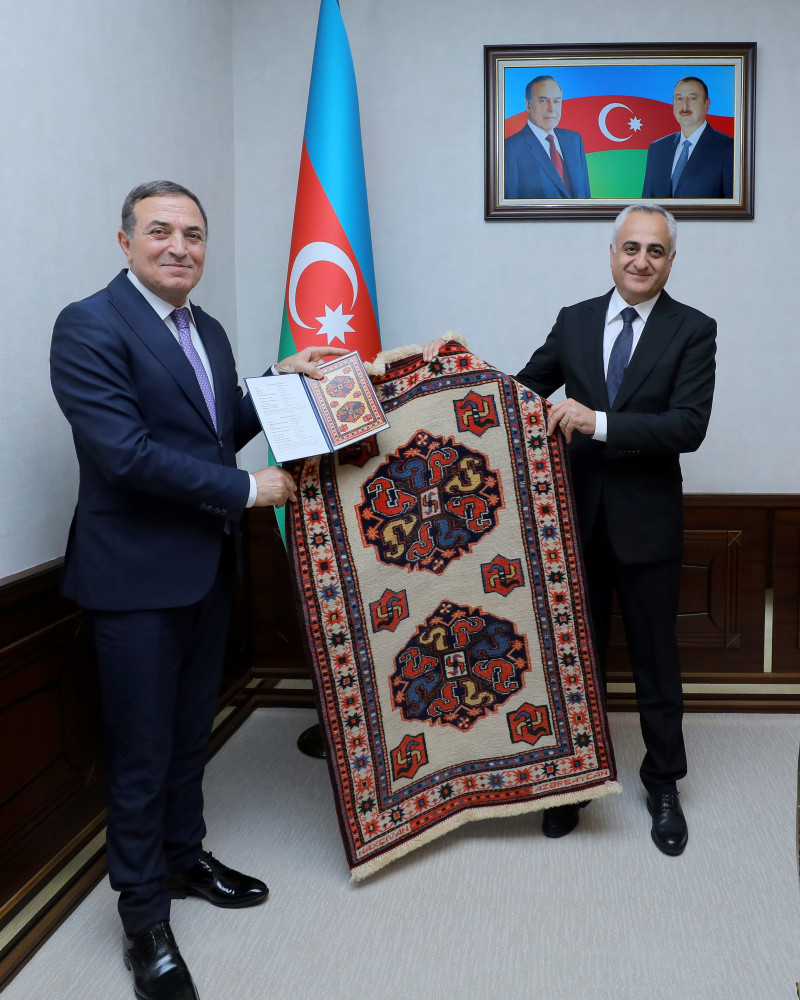 Səlahiyyətli nümayəndə xalq artisti Mənsum İbrahimovu yubileyi münasibətilə qəbul edib<font color=red> - FOTOLAR</font>