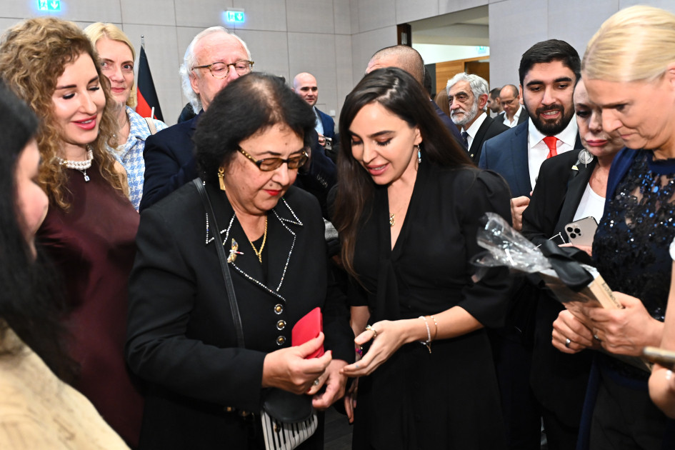 Berlindəki Azərbaycan Mədəniyyət Mərkəzində MAMA “Ana təbiət” beynəlxalq incəsənət sərgisinin açılışı olub<font color=red> - FOTOLAR</font>