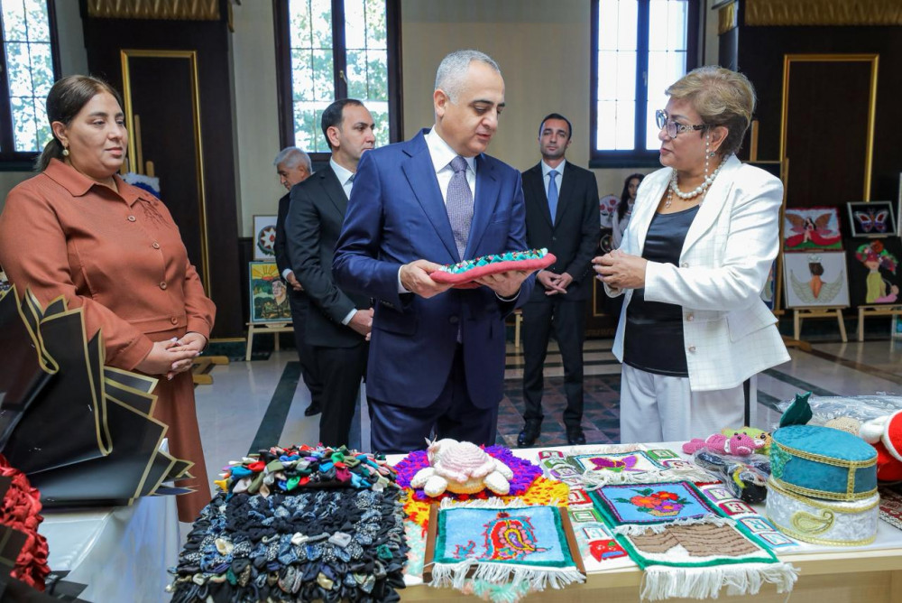 Naxçıvanda rəsm və əl işlərindən ibarət sərgi-satış yarmarkası keçirilir <font color=red> - FOTOLAR</font>