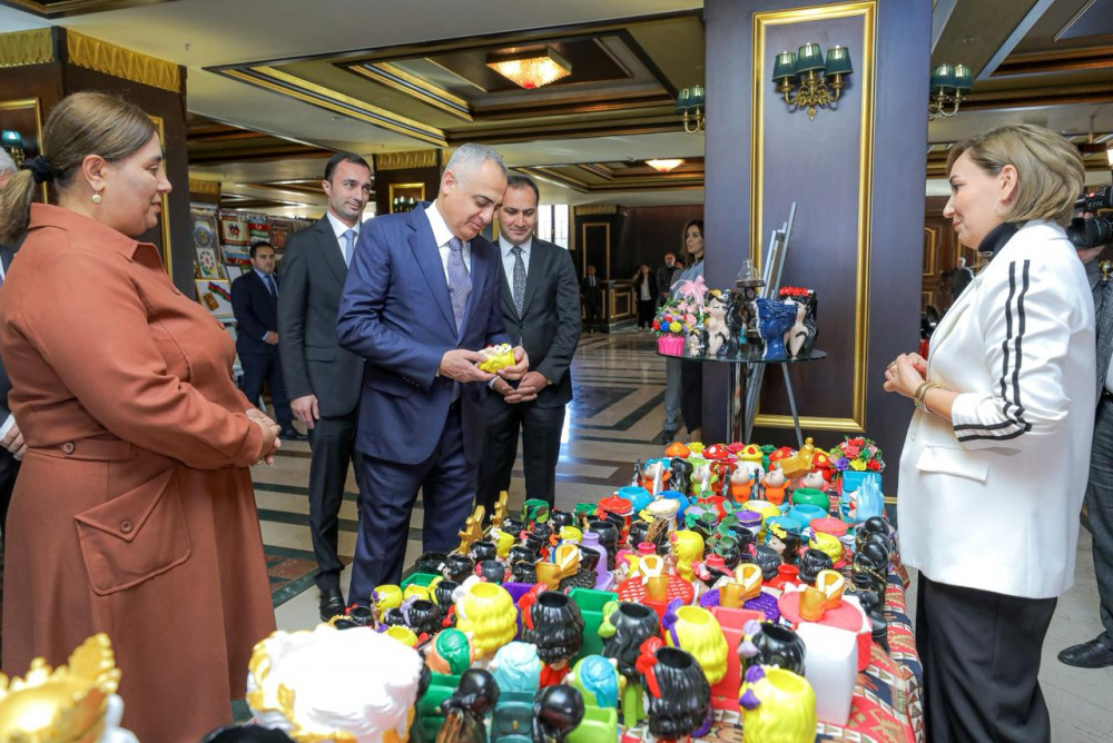 Naxçıvanda rəsm və əl işlərindən ibarət sərgi-satış yarmarkası keçirilir <font color=red> - FOTOLAR</font>