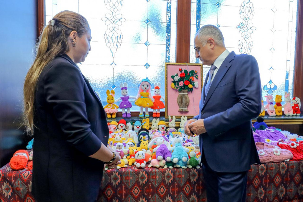 Naxçıvanda rəsm və əl işlərindən ibarət sərgi-satış yarmarkası keçirilir <font color=red> - FOTOLAR</font>