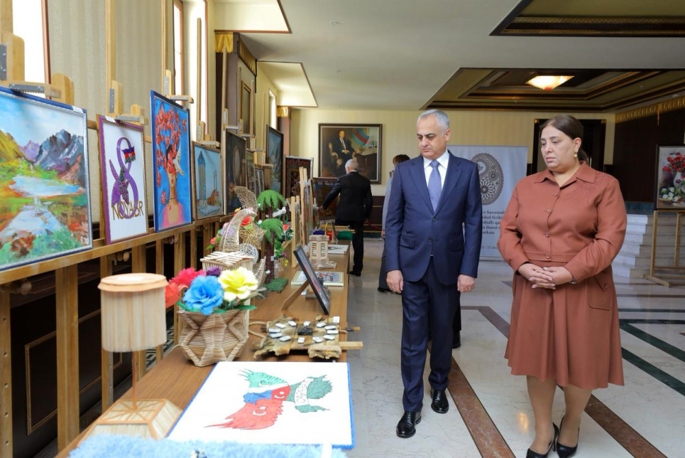 Naxçıvanda rəsm və əl işlərindən ibarət sərgi-satış yarmarkası keçirilir <font color=red> - FOTOLAR</font>