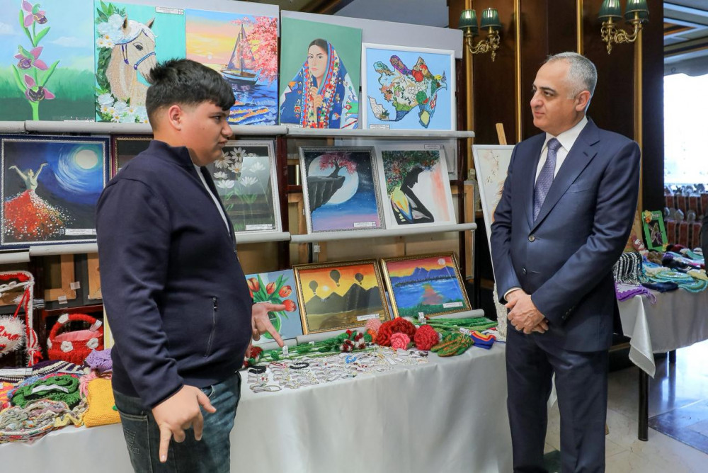 Naxçıvanda rəsm və əl işlərindən ibarət sərgi-satış yarmarkası keçirilir <font color=red> - FOTOLAR</font>