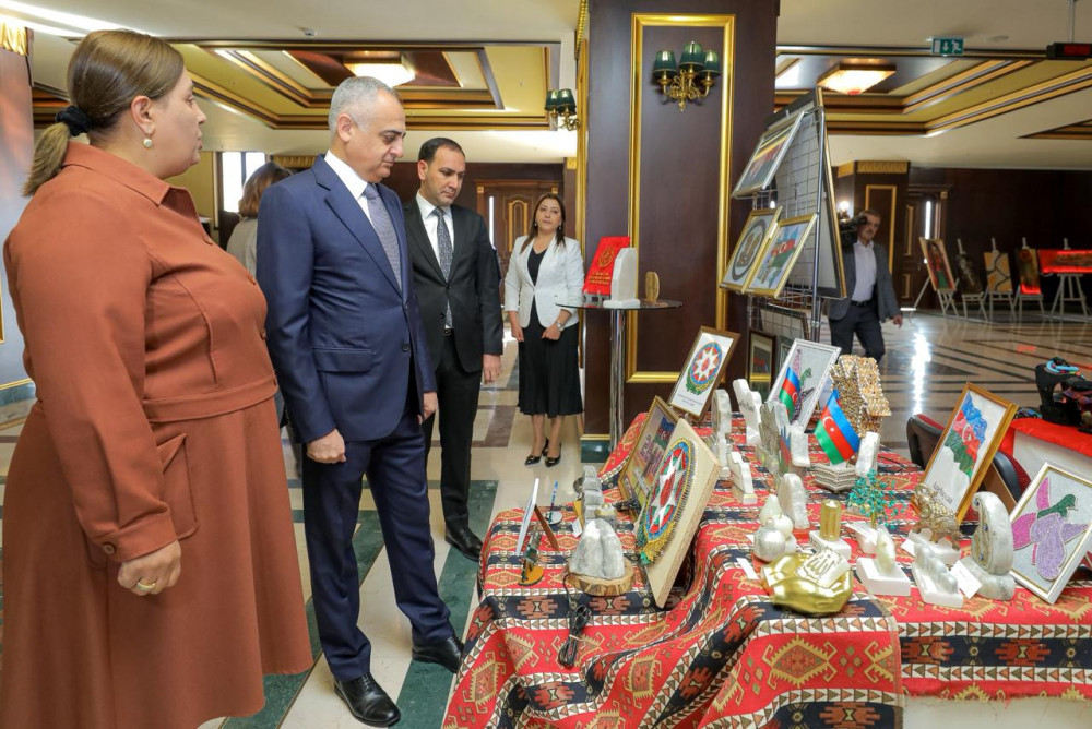 Naxçıvanda rəsm və əl işlərindən ibarət sərgi-satış yarmarkası keçirilir <font color=red> - FOTOLAR</font>