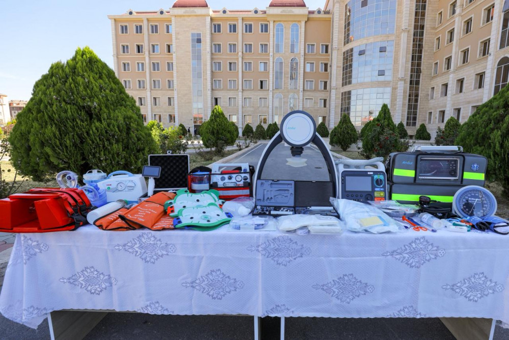 Naxçıvanda Dövlət Proqramının icrası çərçivəsində yeni Hemodializ Mərkəzi istifadəyə verilib, Təcili Tibbi Yardım Xidmətinin maddi-texniki bazası gücləndirilib<font color=red> - FOTOLAR</font>