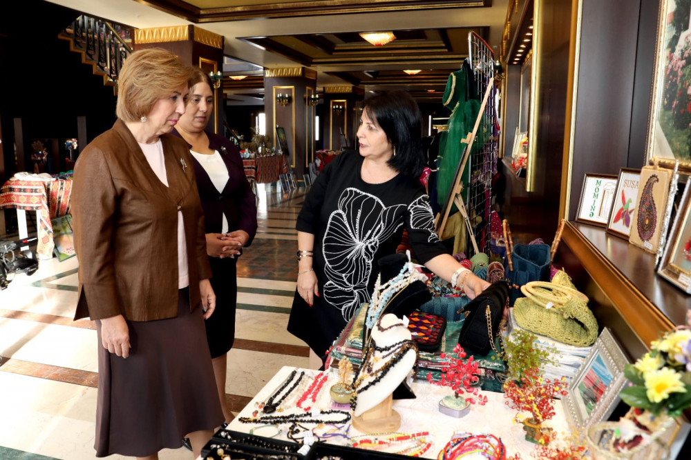 Bahar Muradova və Hicran Hüseynova Naxçıvanda sərgi-satış yarmarkası ilə tanış olublar<font color=red> - FOTOLAR</font>