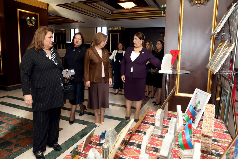 Bahar Muradova və Hicran Hüseynova Naxçıvanda sərgi-satış yarmarkası ilə tanış olublar<font color=red> - FOTOLAR</font>