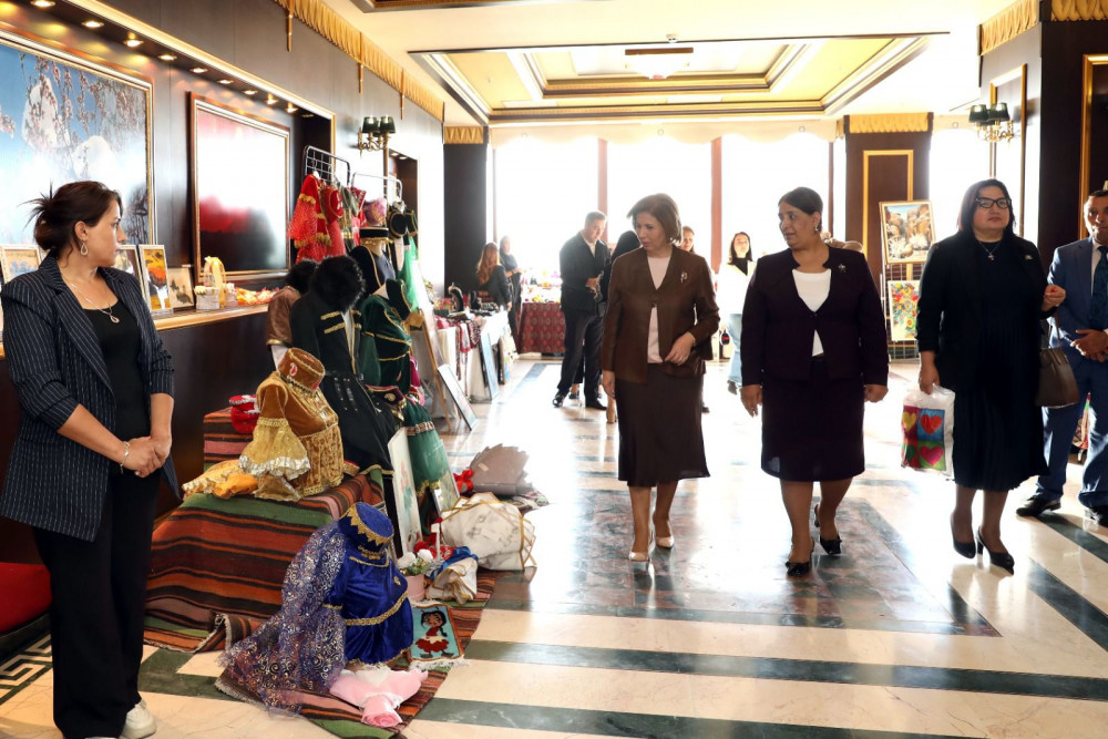 Bahar Muradova və Hicran Hüseynova Naxçıvanda sərgi-satış yarmarkası ilə tanış olublar<font color=red> - FOTOLAR</font>