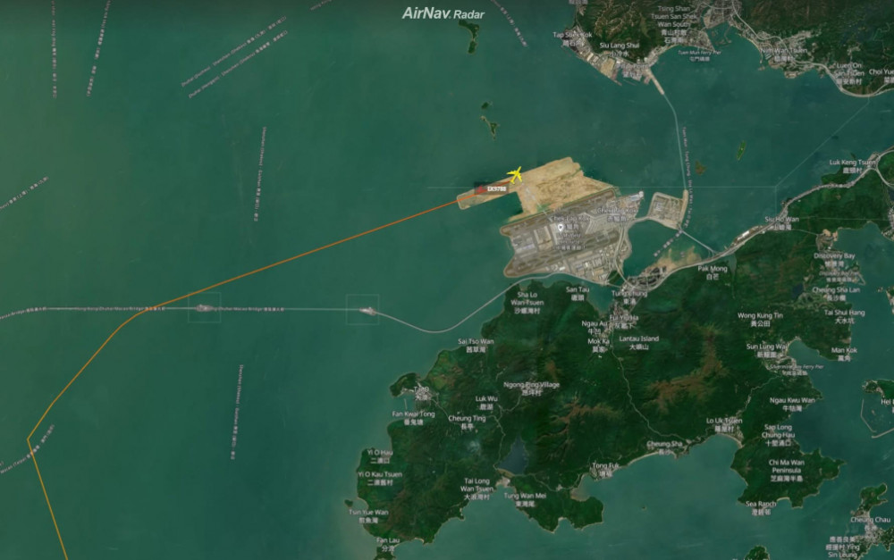 Honkonq aeroportunda təyyarə zolaqdan çıxaraq dənizə düşüb, ölənlər var<font color=red> - FOTOLAR</font>