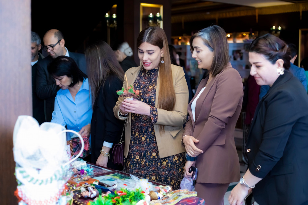 “Şərq qapısı” qəzetinin kollektivi sərgi-satış yarmarkası ilə tanış olub<font color=red> - FOTOLAR</font>