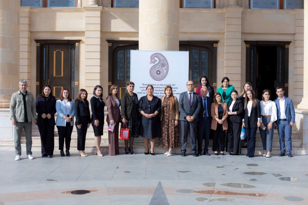 “Şərq qapısı” qəzetinin kollektivi sərgi-satış yarmarkası ilə tanış olub<font color=red> - FOTOLAR</font>