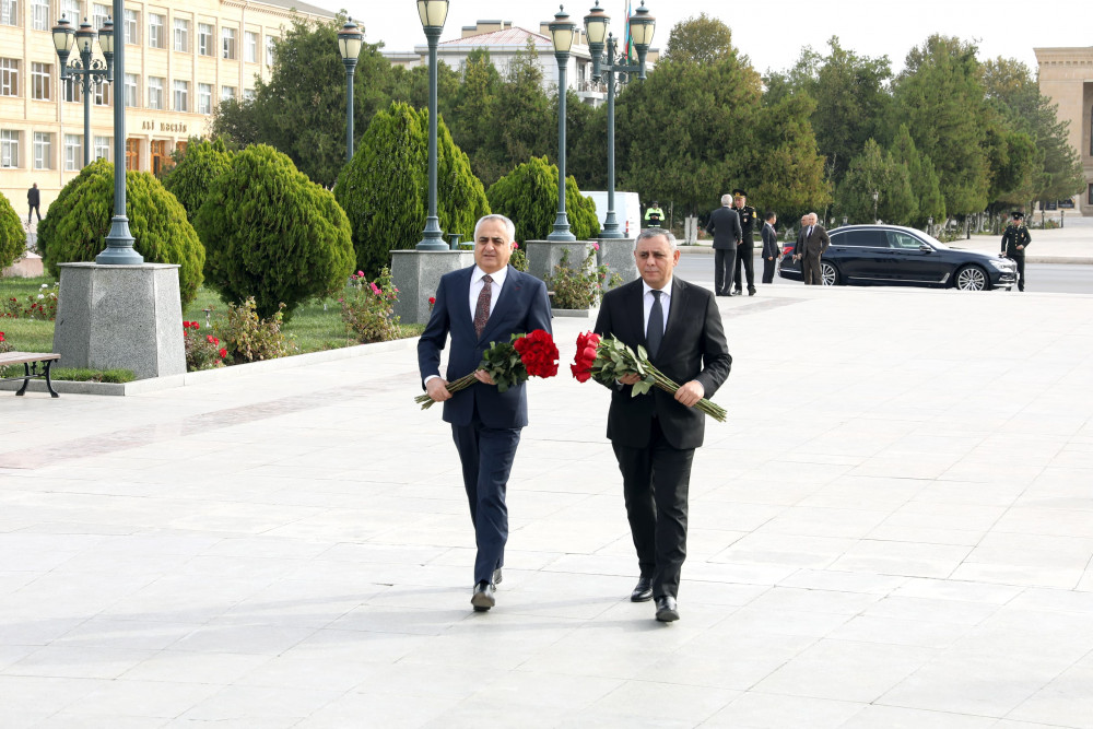 Ümummilli Lider Heydər Əliyevin abidəsi ziyarət edilib<font color=red> - FOTOLAR</font>