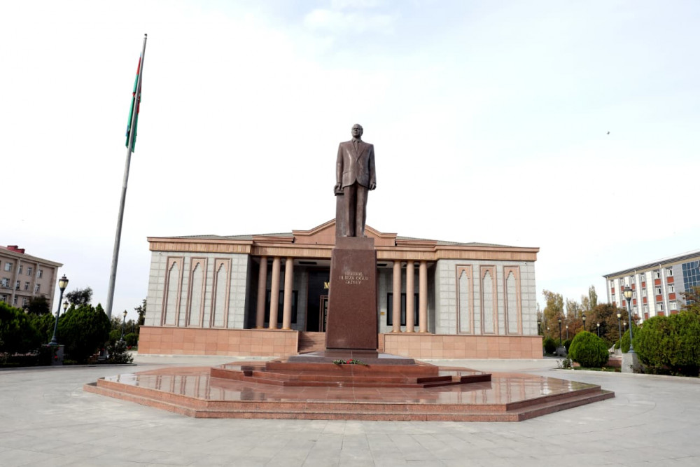 Ümummilli Lider Heydər Əliyevin abidəsi ziyarət edilib<font color=red> - FOTOLAR</font>