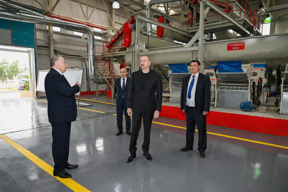 Prezident İlham Əliyev Sabirabadda pambıq emalı zavodunun fəaliyyəti ilə tanış olub<font color=red> - FOTOLAR</font>