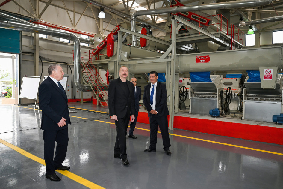 Prezident İlham Əliyev Sabirabadda pambıq emalı zavodunun fəaliyyəti ilə tanış olub<font color=red> - FOTOLAR</font>