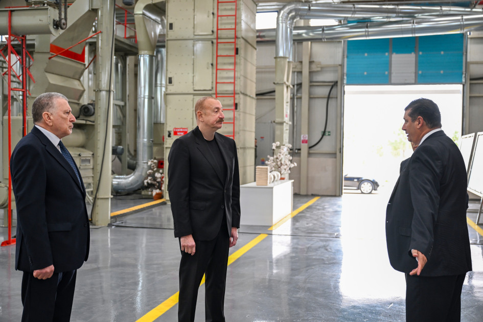 Prezident İlham Əliyev Sabirabadda pambıq emalı zavodunun fəaliyyəti ilə tanış olub<font color=red> - FOTOLAR</font>