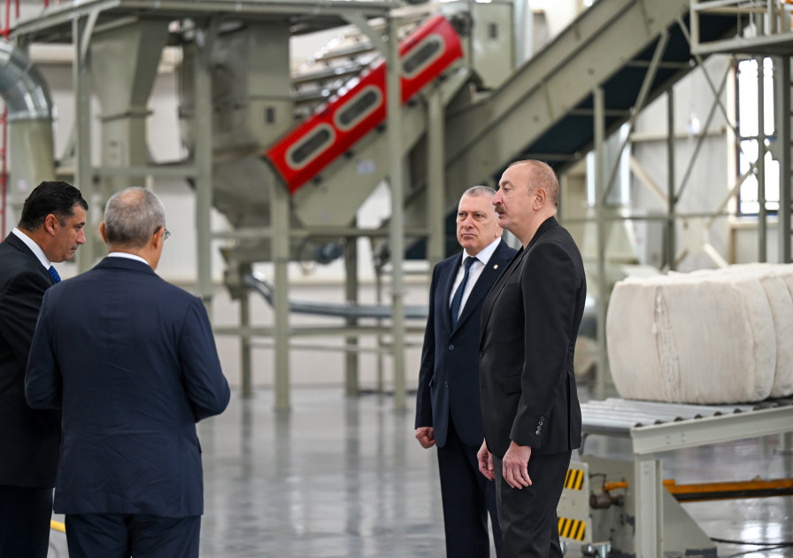 Prezident İlham Əliyev Sabirabadda pambıq emalı zavodunun fəaliyyəti ilə tanış olub<font color=red> - FOTOLAR</font>