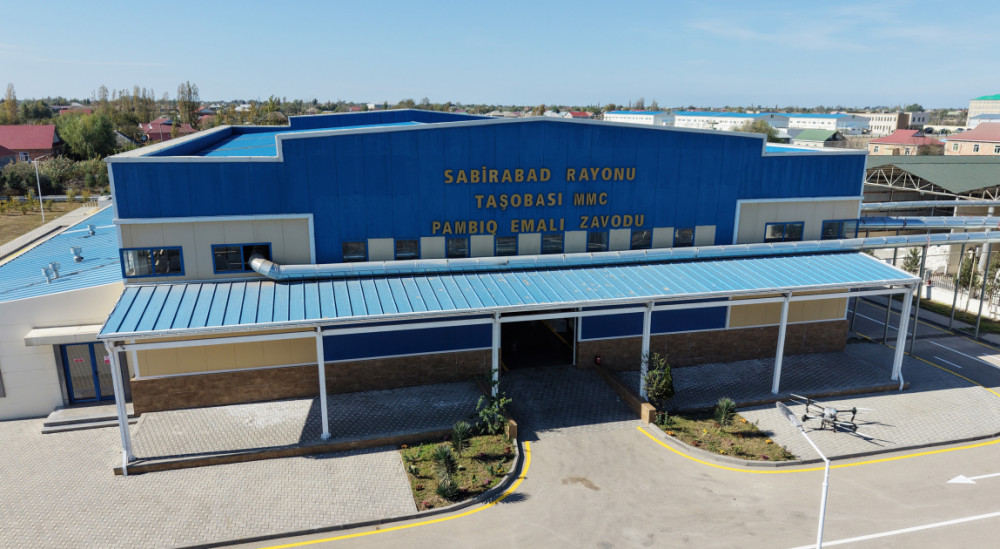 Prezident İlham Əliyev Sabirabadda pambıq emalı zavodunun fəaliyyəti ilə tanış olub<font color=red> - FOTOLAR</font>