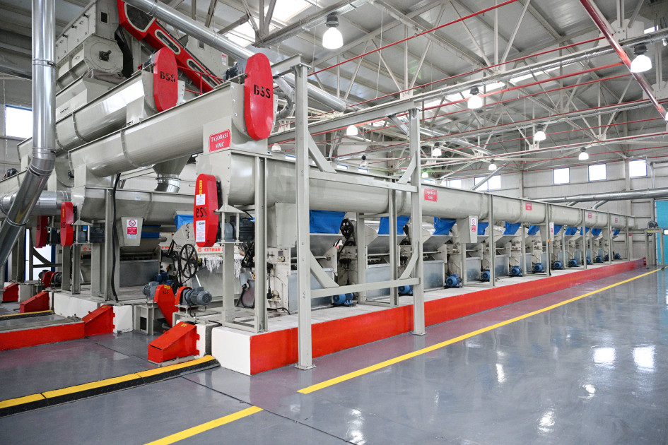 Prezident İlham Əliyev Sabirabadda pambıq emalı zavodunun fəaliyyəti ilə tanış olub<font color=red> - FOTOLAR</font>