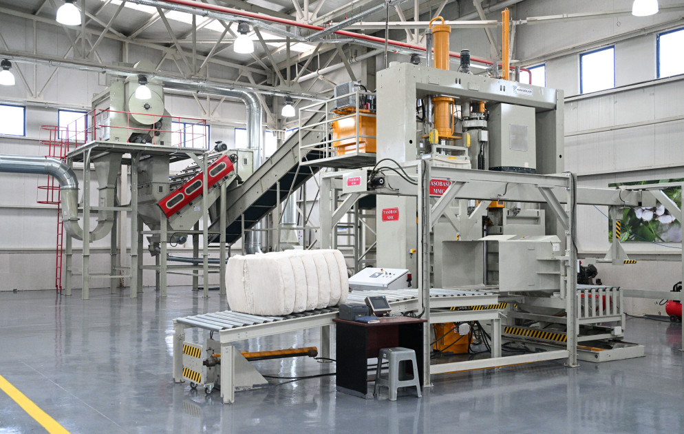 Prezident İlham Əliyev Sabirabadda pambıq emalı zavodunun fəaliyyəti ilə tanış olub<font color=red> - FOTOLAR</font>