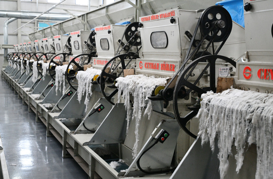 Prezident İlham Əliyev Sabirabadda pambıq emalı zavodunun fəaliyyəti ilə tanış olub<font color=red> - FOTOLAR</font>