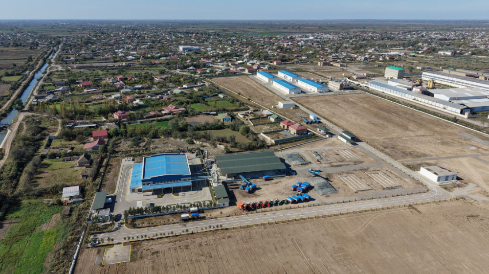 Prezident İlham Əliyev Sabirabadda pambıq emalı zavodunun fəaliyyəti ilə tanış olub<font color=red> - FOTOLAR</font>